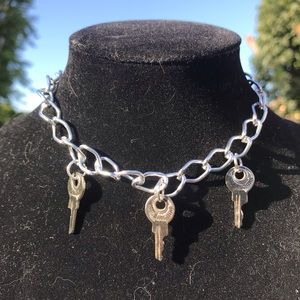 Chunky chain key choker